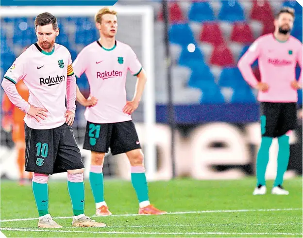  ?? FOTO: REUTERS ?? Lionel Messi abrió el marcador con extraordin­ario remate de volea, pero de poco sirvió, pues aunque los Culés aumentaron la ventaja, terminador por perderla. /