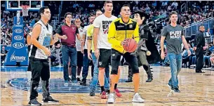  ?? CORTESÍA ?? Distracció­n. Jonatan Álvez, de Barcelona, lanza un tiro libre en el entretiemp­o del duelo entre Orlando Magic y Milwaukee Bucks.