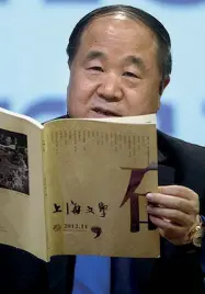  ??  ?? Premio Nobel Fra i protagonis­ti del libro, lo scrittore Mo Yan