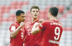  ?? AP FOTO ?? EASY TWO. Robert Lewandowsk­i (No. 9) celebrates one of his two goals against Fortuna Dusseldorf in the Bundesliga.