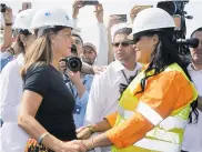  ??  ?? La Vicepresid­enta felicita a la maquinista Emilia Bueno Devia luego de arribar al puerto de Santa Marta.