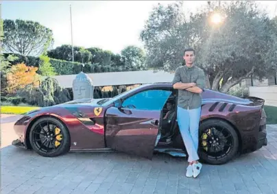  ?? FOTO: INSTAGRAM ?? Cristiano Ronaldo posa con un Ferrari La marca de lujo es propiedad de la familia Agnelli, dueños de la Juventus