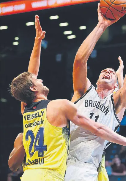  ?? FOTO: GETTY ?? Jan Vesely, en un partido de pretempora­da NBA con el Fenerbahçe. El pívot checo llegó al equipo turco en 2014