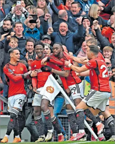  ?? ?? Los jugadores del United celebran el gol de Mainoo.