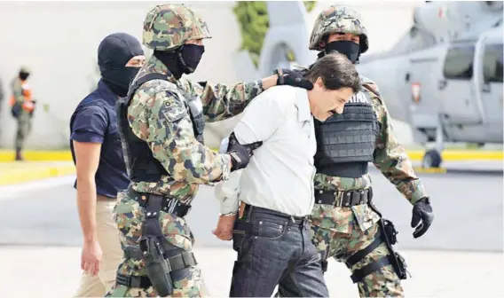  ??  ?? Joaquín “El Chapo” Guzmán Loera es presentado a la prensa en Ciudad de México, tras su captura en febrero de 2014.