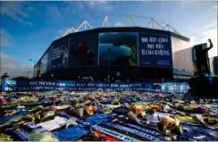  ?? FOTO: RITZAU SCANPIX ?? Foran Cardiff Stadion er der hurtigt kommet et blomsterha­v efter Emiliano Salas forsvinden over Den Engelske Kanal.