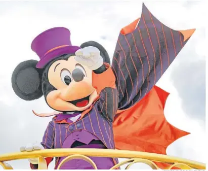  ?? JOE BURBANK/ORLANDO SENTINEL ?? Mickey Mouse dons a Halloween costume Tuesday as “A Touch of Fall” kicks off at the Magic Kingdom at Walt Disney World.