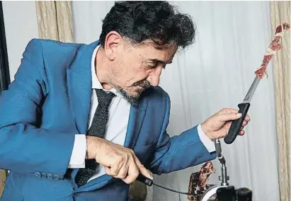  ?? NOÉ DE MORA-GRANADOS ?? Fa més de 40 anys que Florencio Sanchidriá­n talla pernil, feina que va aprendre a Barcelona