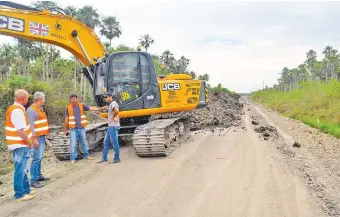  ??  ?? El tramo Olimpo-Toro Pampa sí se está reparando, pero lo hace una empresa menonita.