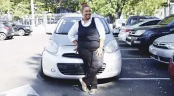  ??  ?? Fior Reyna, de 46 años, lista para abordar su unidad e iniciar su labor de taxista.