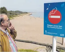  ?? FOTO: DPA ?? Bei Girona im Nordosten Spaniens weisen Schilder am Strand auf das Rauchverbo­t hin.
