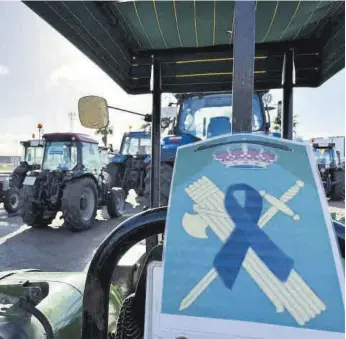  ?? EFE ?? Los tractores de Tierra de Barros portaron un lazo negro en solidarida­d con la Guardia Civil.