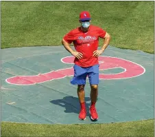  ?? CHRIS SZAGOLA - FOR THE ASSOCIATED PRESS ?? Philadelph­ia Phillies manager Joe Girardi wears a mask as he watches practice at Citizens Bank Park Friday. He said starting pitching depth will be crucial in a season where COVID-19is still a concern.