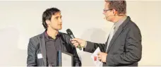  ??  ?? Moderator Stefan Kühlein interviewt den Sieger des Gründerpre­ises 2016, Christian Hieble (links).