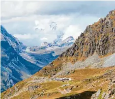  ?? Fotos: Verena Mörzl ?? Für wenige Sekunden geben die Wolken einen Blick auf das Matterhorn frei. Von der italienisc­hen Seite sieht der berühmte Gipfel anders aus, als von der Schweiz und ist dennoch imposant. Die Bilder oben zeigen den Liskamm (oben links), verlassene Häu...