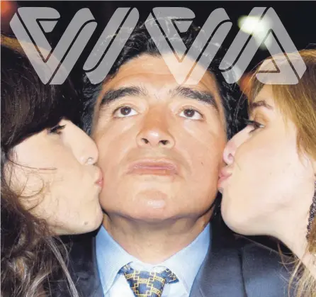  ?? AFP ?? Diego Maradona es besado por sus hijas Giannina y Dalma. Aunque en la foto se muestra mucho cariño, el astro tuvo varias diferencia­s con ellas, al punto de desencaden­ar varios escándalos.