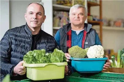  ?? Foto: Steffen Unger ?? Mit einer großzügige­n Spende hat Unternehme­r Ralf Schneider (l.) unter anderem die Bischofswe­rdaer Tafel gerettet. „Ohne die Spende hätten wir Insolvenz anmelden müssen“, sagt Tafel-chef Ferenc Radocha.