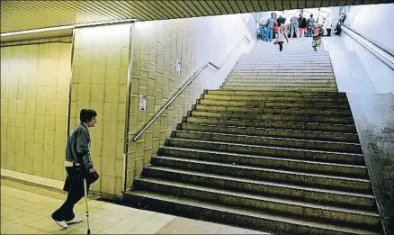  ?? ÀLEX GARCIA / ARCHIVO ?? Los 33 escalones que separan la estación de la calle son un muro para muchos vecinos de l’Hospitalet