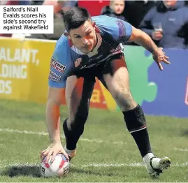  ??  ?? Salford’s Niall Evalds scores his side’s second try against Wakefield