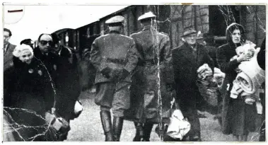  ??  ?? Et syn, der blev almindelig­t i naesten hele det tysk-besatte Europa: Tyske officerer går gennem en gruppe af jøder, der baerer de få ejendele, de havde med i de overfyldte og uhygiejnis­ke tog, som kørte dem igennem Europa.