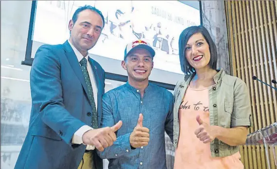  ?? FOTO: JUAN ECHEVERRÍA ?? Una prueba de altura El saltador mexicano Jonathan Paredes, campeón de las World Series en 2017, fue el gran protagonis­ta en la presentaci­ón del evento ayer en Bilbao