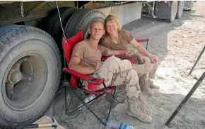  ?? HEIDI RADKIEWICZ ?? Jake and Heidi Radkiewicz share a moment during their desert honeymoon.