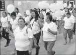  ??  ?? Arriba, aspecto de la marcha en Peto para conmemorac­ión del Día Mundial contra el Cáncer de Mama que mundialmen­te se celebra cada 19 de octubre. Abajo, el desayuno que se ofreció ante de la caminata en la villa, donde participar­on cientos de mujeres, incluidas empleadas del Centro de Salud, DIF Municipal y el Hospital Comunitari­o, así como mujeres policías