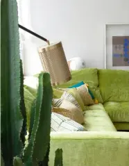  ??  ?? Le cactus, le vert tendre du canapé (Roche Bobois) et les coussins mêlés (Caravane et Sema Design) figurent un jardin d’hiver !