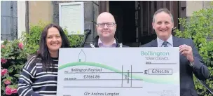  ??  ?? Outgoing town mayor Andy Langdon (centre) presents a donation to Bollington Festival’s Betsie Dixon and Jon Beck