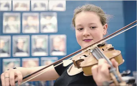  ?? STEVE HENSCHEL
METROLAND ?? Arianna Dodds, 13, performs on violin for = Port Colborne Festival of the Arts’ solo instrument competitio­n at Port Colborne High School.