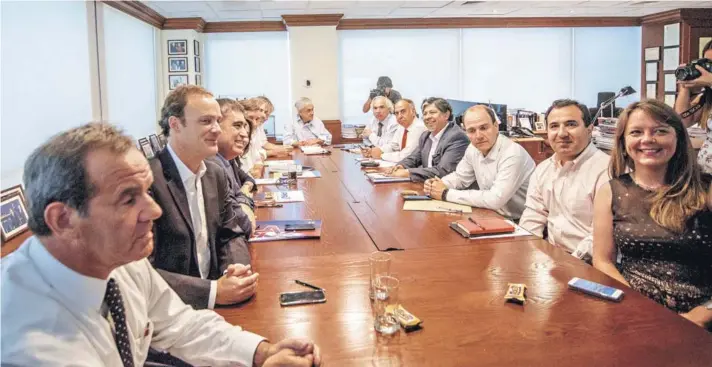  ??  ?? ►El presidente electo, Sebastián Piñera, ayer en su oficina reunido con presidente­s, secretario­s generales y parlamenta­rios de partidos de Chile Vamos.