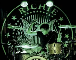  ??  ?? Tre dischi Richie Ramone, nome d’arte del terzo batterista della storica band americana del punk, i Ramones, della quale ha fatto parte dall’83 all’87