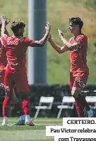  ?? ?? CERTEIRO. Pau Víctor celebra com Travassos
