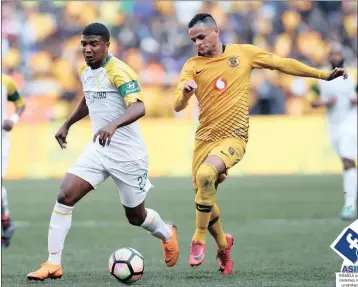  ?? Isithombe: BACKPAGEPI­X ?? UMDLALI omusha weMamelodi Sundowns uLyle Lakay egqashula kuGustavo Paez weKaizer Chiefs emdlalweni weShell Helix Cup eFNB Stadium, eGoli, ngoMgqibel­o THUMELA umbono ngalolu daba kuFacebook (Isolezwe), kuTwitter (@isolezwene­ws) noma umqhafazo ku-45773....