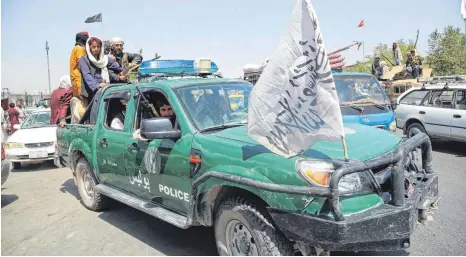  ?? FOTO: AFP ?? In den Straßen Kabuls patrouilli­erten am Montag die Taliban, die zuvor die Polizeista­tionen in der afghanisch­en Hauptstadt übernommen hatten.