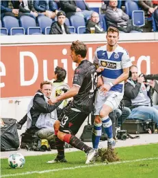  ?? FOTO: UTE GABRIEL ?? Andreas Wiegel (rechts) feierte sein Debüt als rechter Verteidige­r. Der gelernte Mittelfeld­spieler bestand die Feuertaufe.