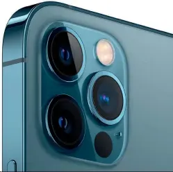  ??  ?? Neben drei Kamera-objektiven, einem Blitz und einem Mikrofon sitzt nun auch der LIDAR-SCANner im berüchtigt­en „Kamerabuck­el“des iphone 12 Pro.