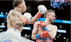  ??  ?? Gervonta Davis sacude al boricua José Pedraza con un golpe.