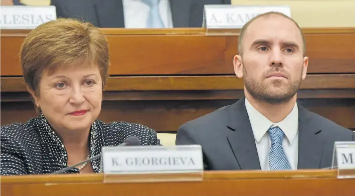  ??  ?? El round que sigue. Kristalina Georgieva y el ministro Guzmán. Por la relación especial entre Georgieva y el Papa, la jefa del FMI se ha mostrado muy dispuesta a ayudar a la Argentina.