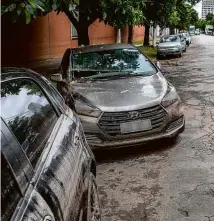  ?? Eduardo Anizelli/Folhapress ?? Carros danificado­s pela enchente de segunda (10) na avenida Mofarrej, na zona oeste de São Paulo