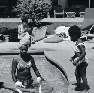  ??  ?? Nina
Simone. La cantante y
pianista junto a su hija Lisa en la piscina de
un hotel de Antibes en el
año 1965