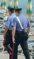  ??  ?? Estate sicura
Una pattuglia dei carabinier­i durante un controllo sull’arenile