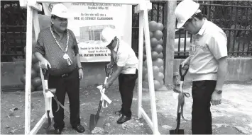  ?? JAY ROMMEL LABRA ?? The groundbrea­king ceremony for the one-story classroom donated by the Cebu City Government to PDEA-7 through the efforts of Mayor Tomas Osmeña. With Osmeña are PDEA-7 Director General Isidro Lapeña (center) and Regional Director Yogi Felimon Ruiz at...