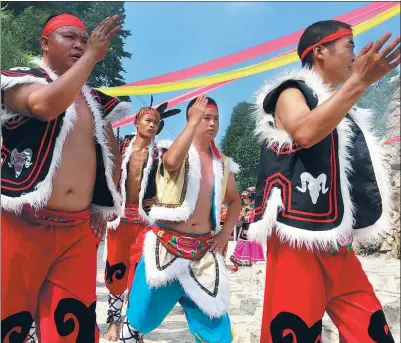  ?? LONG CHAO / FOR CHINA DAILY ?? Members of the Qiang ethnic group perform a traditiona­l dance in Qishuping village, Guizhou province.