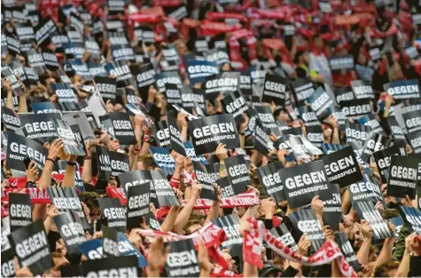  ?? Foto: Arne Dedert, dpa ?? Immer wieder hatten Fußball-fans gegen Spiele am Montagaben­d mobil gemacht. Jetzt hat die DFL reagiert.