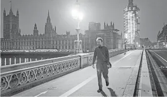 ?? FOTO: AGENCIA EFE ?? Una persona caminando a través del puente Westminste­r, en Reino Unido.