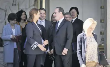  ?? (Photo MaxPPP) ?? À la sortie du dernier Conseil des ministres, les échanges étaient chaleureux entre François Hollande et les ministres.