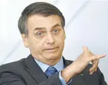  ??  ?? Gesto. Bolsonaro, en confrontac­ión.