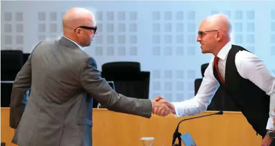  ?? FOTO: BJELLAND, KJARTAN ?? Konstituer­t statsadvok­at Johan Martin Kile hilser på forsvarer Svein Kjetil Lode Svendsen.