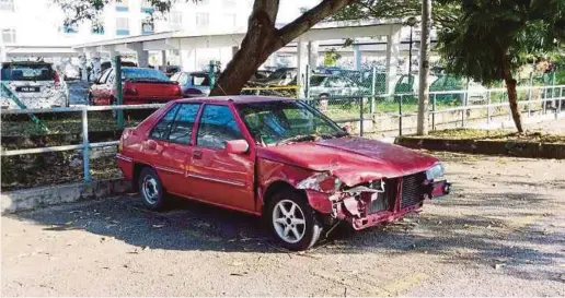  ?? PIC COURTESY OF READER ?? One of two abandoned cars in Section 9, Shah Alam.